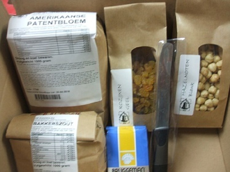 Bakpakket Zoete briochebroodjes met rozijnen en noten.